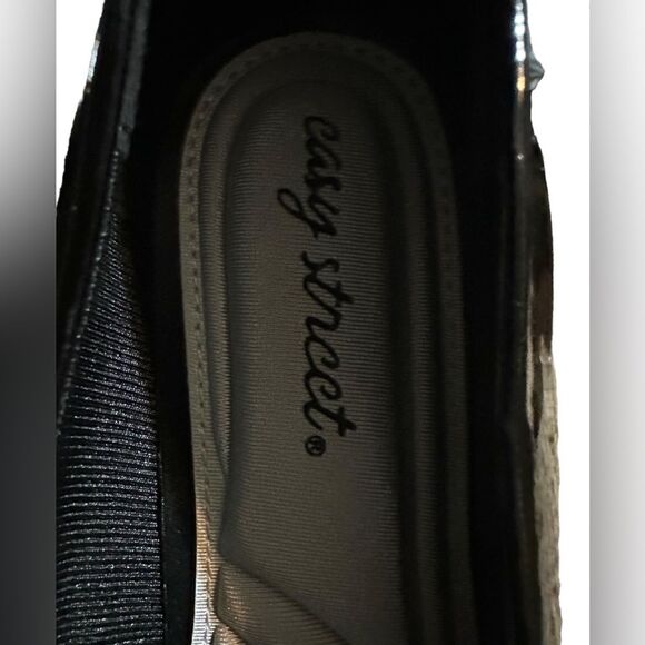 Easy Street NWOT The Waive size 9 black patent shoe with ruched bow detail. - Picture 4 of 7